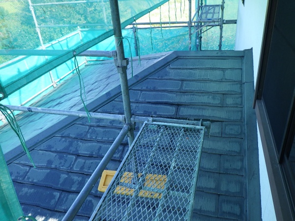 洗浄前のスレート屋根の状態です