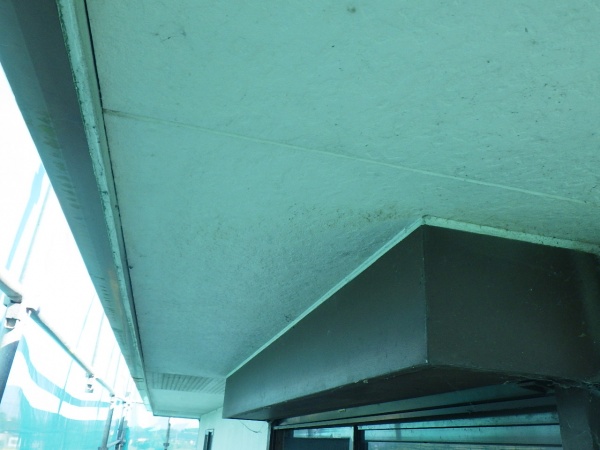 洗浄前の軒天の状態です