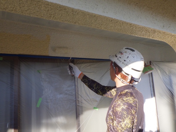 ２階外壁面の下塗り中です