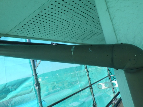 洗浄前の縦樋の状態です