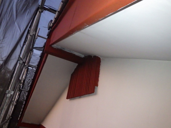 錆止めと軒天１回目塗装が終了しました