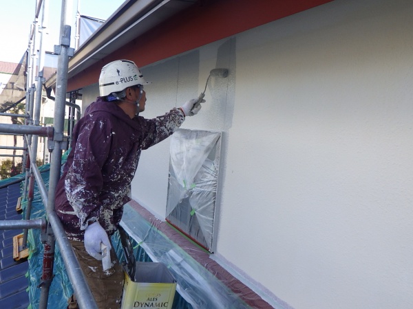 外壁面の中塗り塗装中です