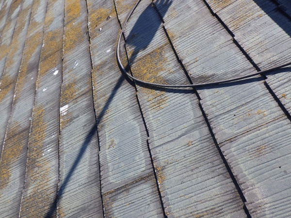 洗浄前のスレート屋根の状態です