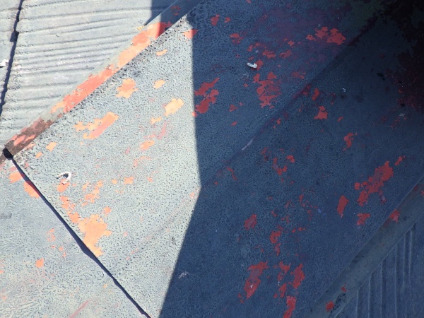 洗浄前のスレート屋根の状態です