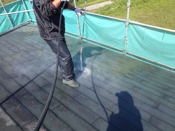 スレート屋根の洗浄中です