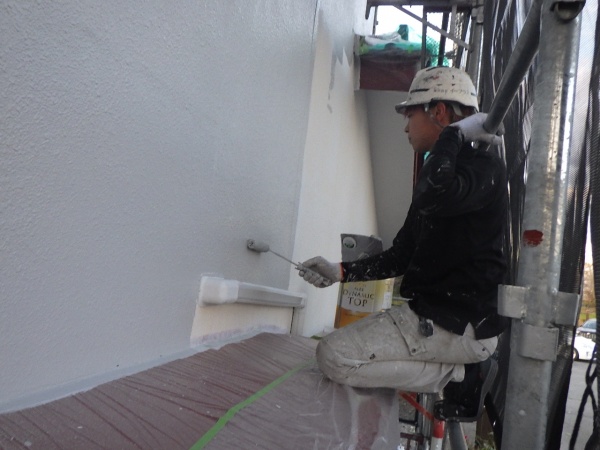 外壁面の中塗り塗装中です