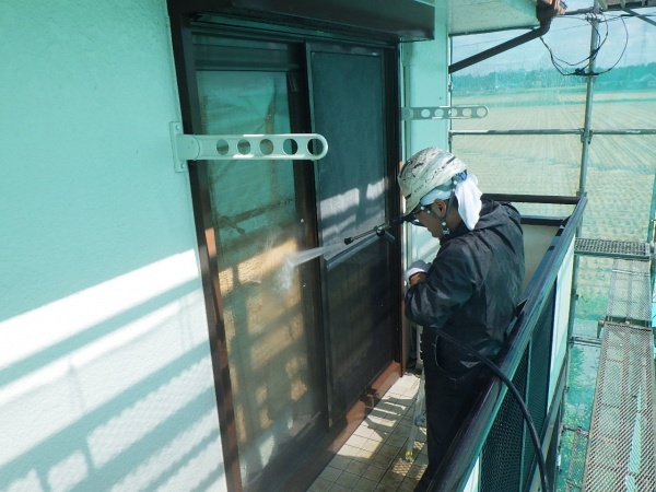 外壁面の洗浄中です