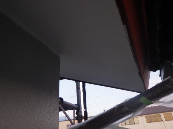 軒天の２回目塗装終了です