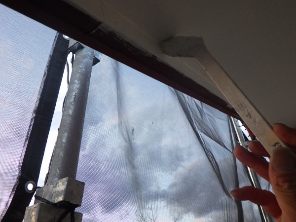 軒天の２回目塗装中です