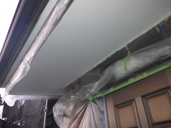 軒天の２回目塗装終了です