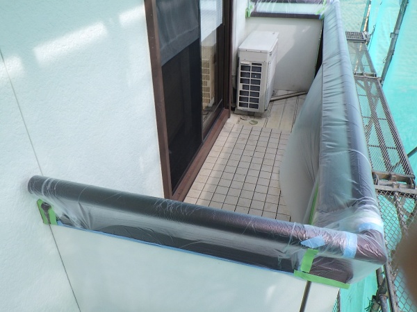 ベランダ手摺の養生をしました