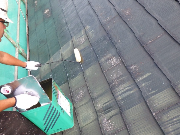 スレート屋根の下塗り中です