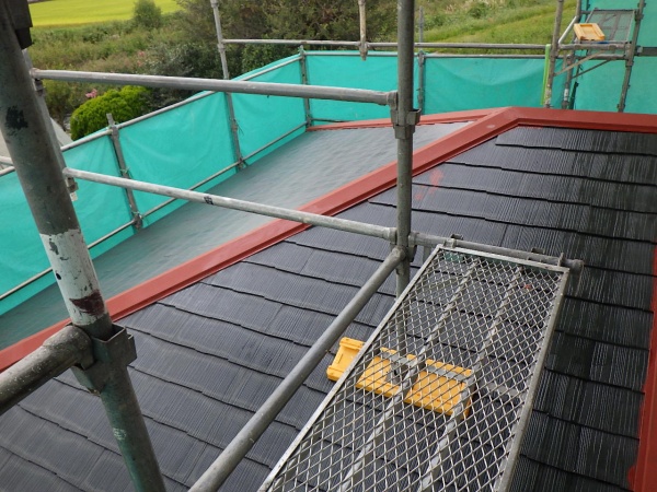 スレート屋根の下塗り終了です