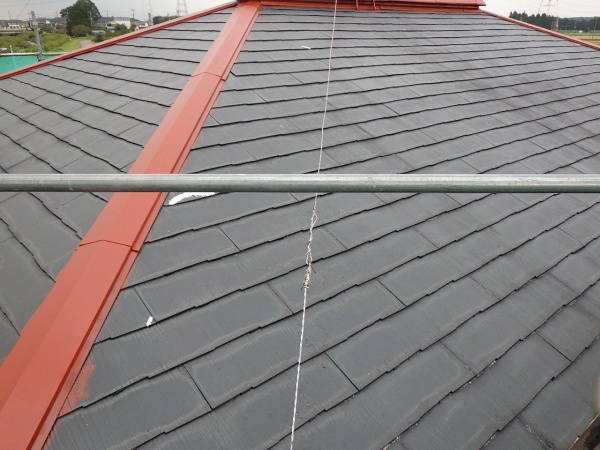 スレート屋根の下塗り終了です