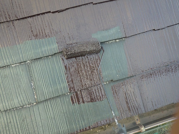 スレート屋根の中塗り中です