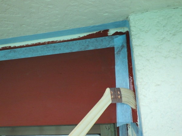 シーリング用のプライマー塗布中です