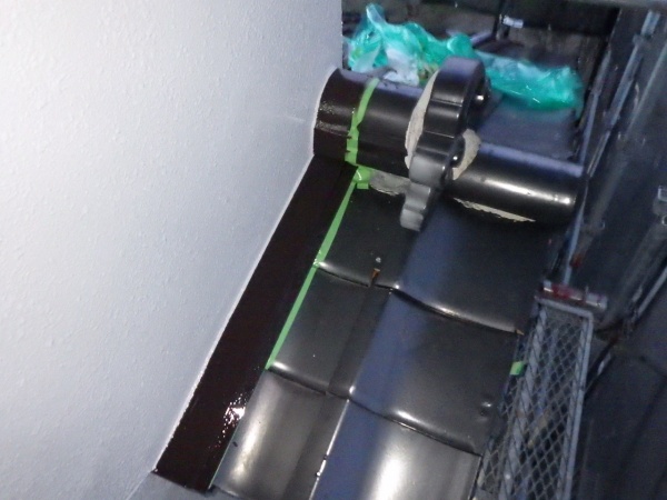 壁水切の中塗りが終了しました