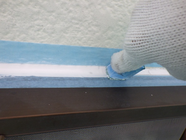 シーリング材を均します