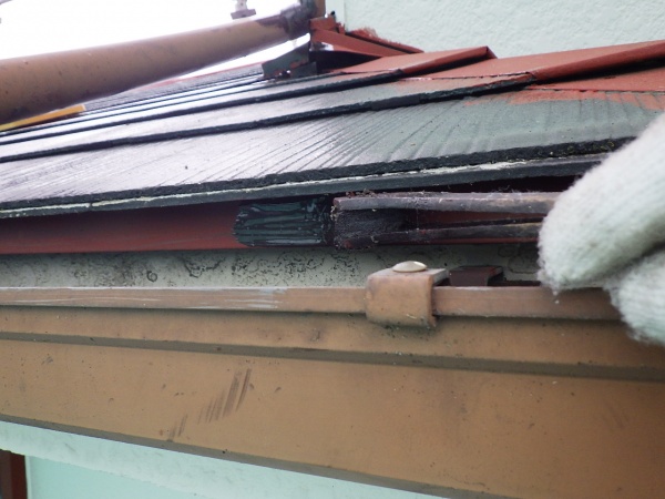 軒先水切りの中塗り中です