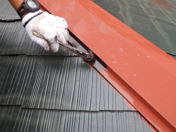 下屋根の中塗り塗装中です