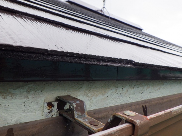 軒先水切りの中塗り終了です