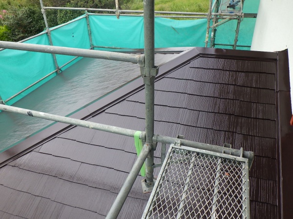 下屋根の中塗り塗装終了です