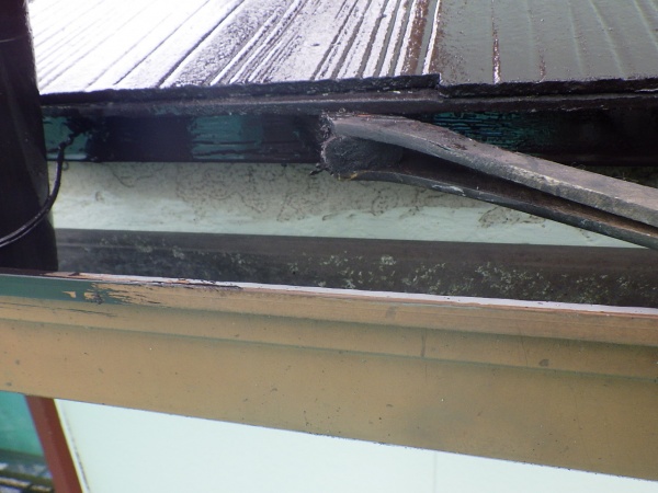 軒先水切りの上塗り中です