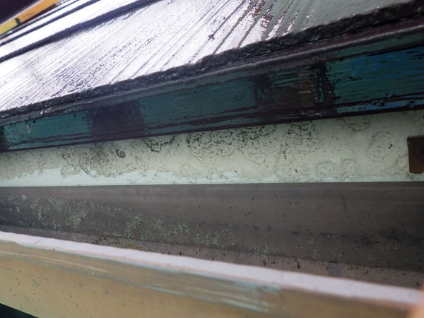 軒先水切りの上塗り終了です