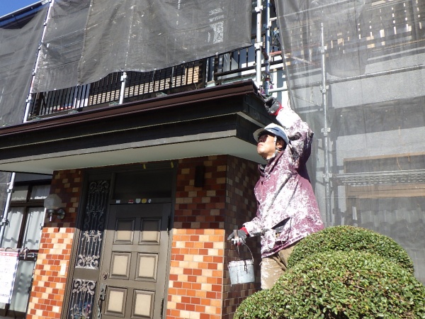 玄関上軒樋の上塗り中です