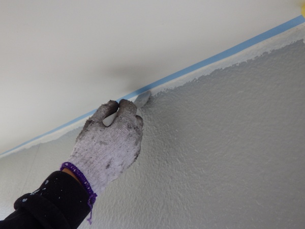 軒天との取り合い塗装です