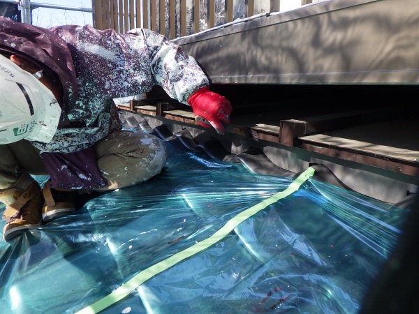 ベランダ下板金部の上塗り中です