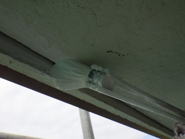 軒天刷毛塗装中です