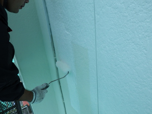 ２階外壁の下塗り中です