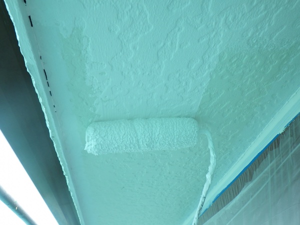 軒天ローラー塗装中です