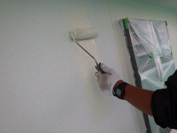 外壁の中塗りローラー塗装中です