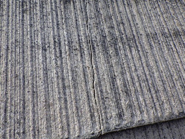 洗浄後のスレート屋根材の状態です