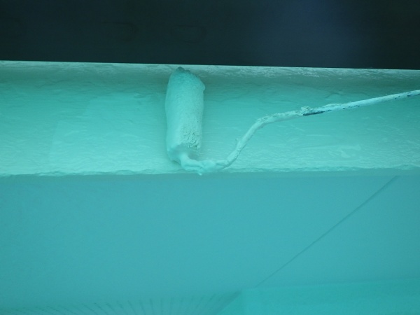 破風、鼻隠しの上塗り中です