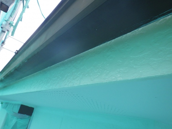 破風、鼻隠しの上塗り中です