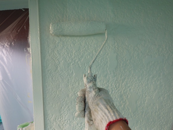 ２階外壁の上塗り中です