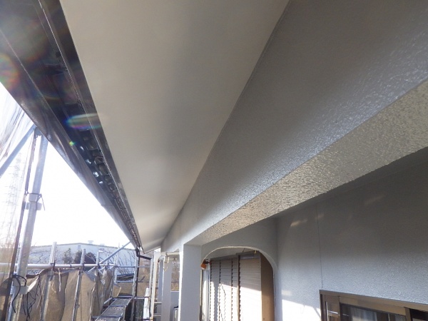 軒天との取り合い塗装終了です