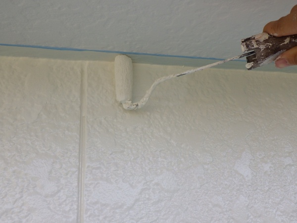 軒天との取り合い上塗り中です