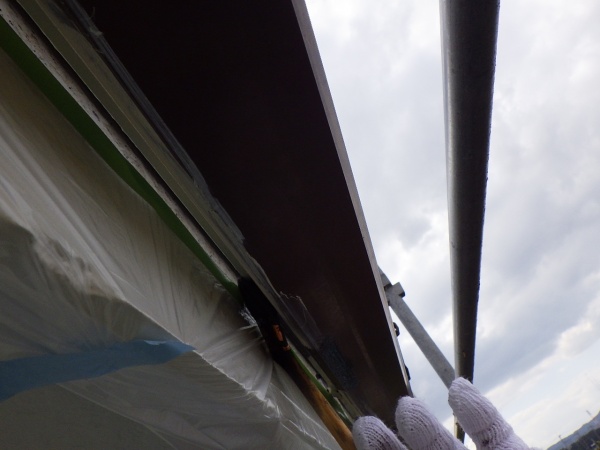 軒樋の１回目刷毛塗装中です