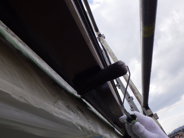 軒樋の１回目ローラー塗装中です