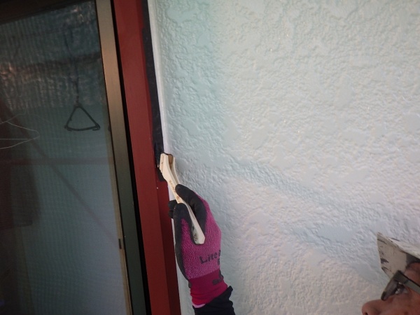 シャッター枠の中塗り中です