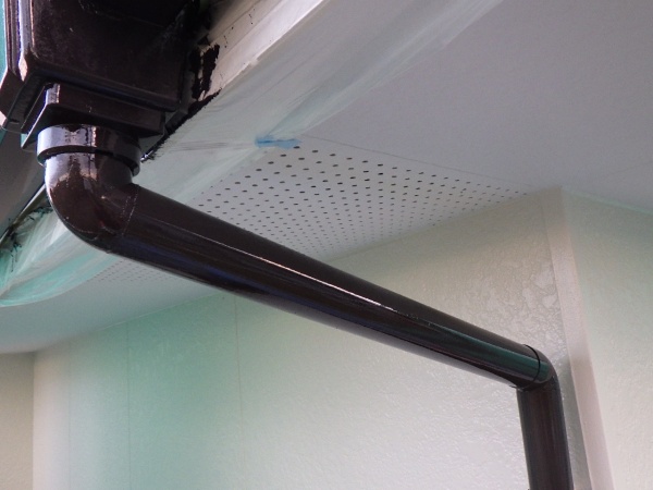 縦樋塗装１回目終了です