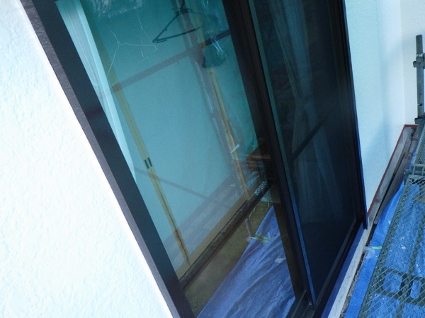 シャッター枠の中塗り終了です