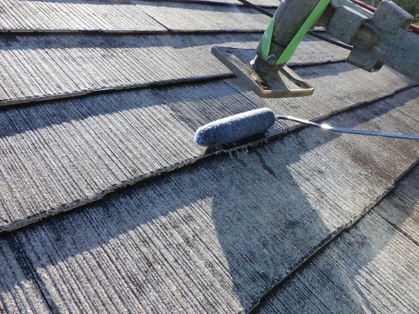 スレート屋根の下塗り中です