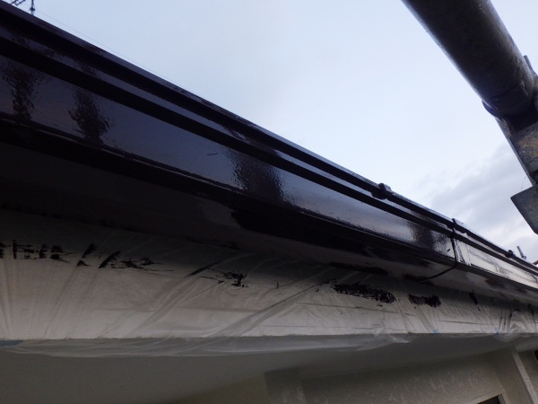 軒樋塗装１回目終了です