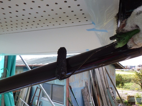 雨樋の上塗り中です