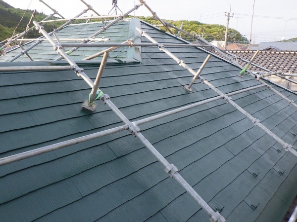 屋根の中塗り塗装が終了しました